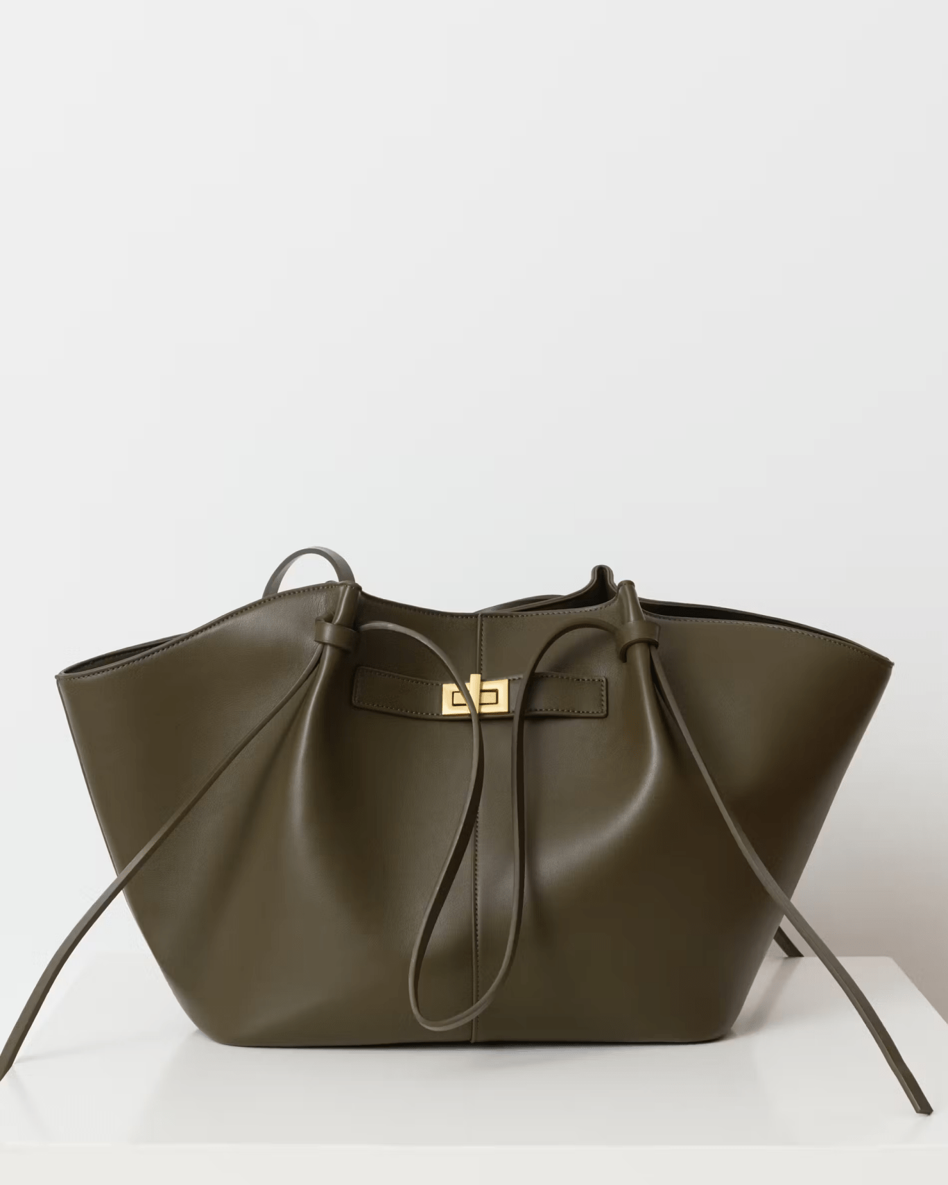 ARIA | Luxe Curve Bag — The Accessory That Says It All